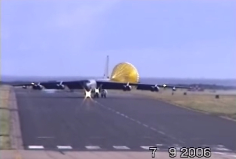 Kemampuan Unik B-52 Melawan Crosswind