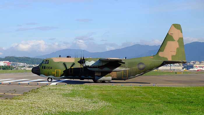 2 F/A-18 AS Bayangi Hercules Taiwan di Atas Laut China Selatan