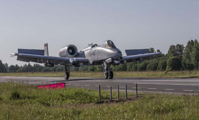 Pertama Sejak 1984, A-10 Mendarat di Jalan Raya