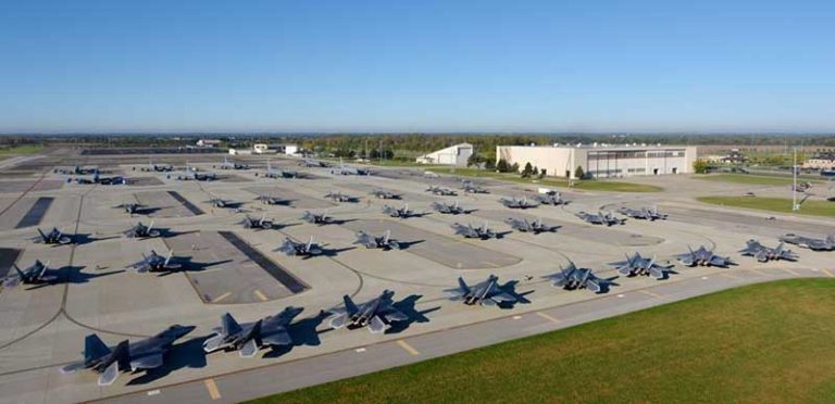 F-22 Raptor di Kamp Pengungsian