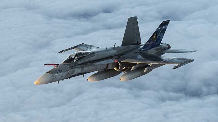 Hornet Kanada di Langit Arctic