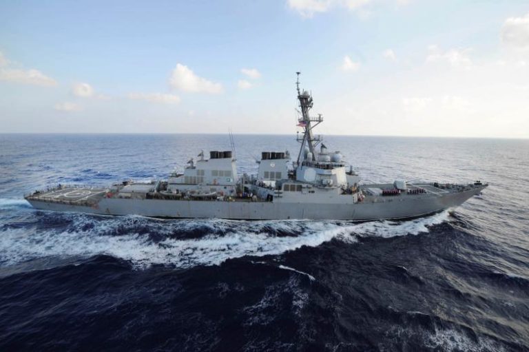 Destroyer Amerika Keluarkan Tembakan Peringatan ke Kapal Iran