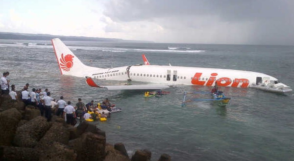 Ingat Lion Air Tercebur ke Laut Pada 2013? Ini Penyebabnya