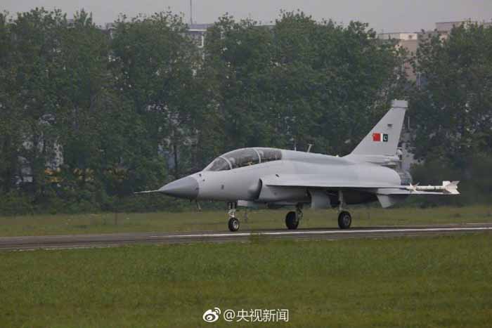 JF-17B Terbang Perdana, Apa Bedanya dengan JF-17