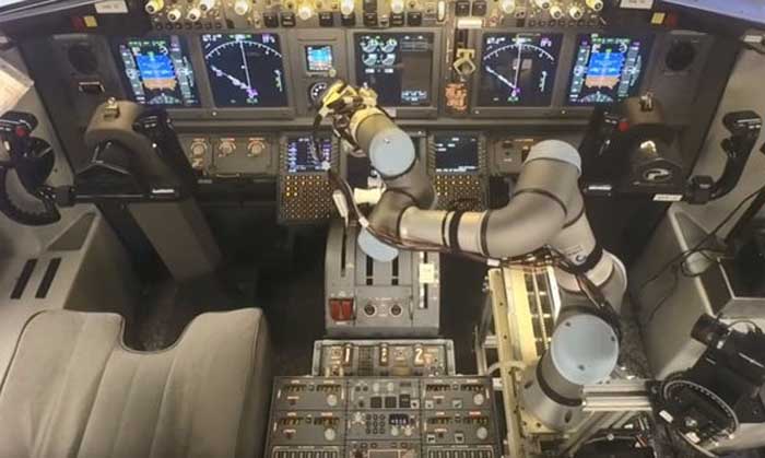 Robot Ini Sukses Terbangkan Boeing 737