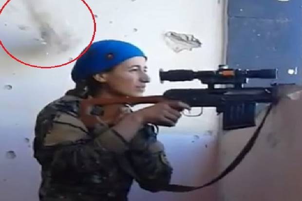 Sniper Perempuan Ini Malah Tertawa Saat Peluru ISIS Nyaris Menembus Kepalanya