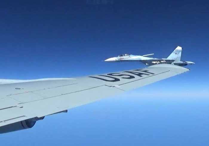 Sedekat Inilah Su-27 Membayangi RC-135 Amerika