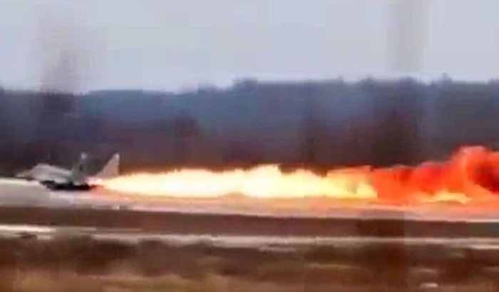 Momentum Dramatis Ketika Sebuah MiG-29 Terbakar dan Meledak