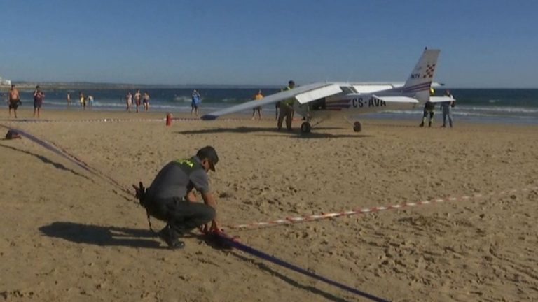 Mendarat di Pantai, Pesawat Tewaskan 2 Orang