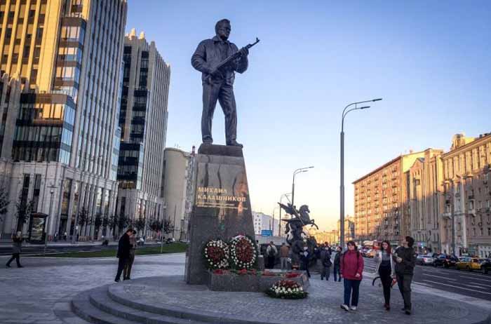 Monumen Mikhail Kalashnikov Memiliki Kesalahan Memalukan