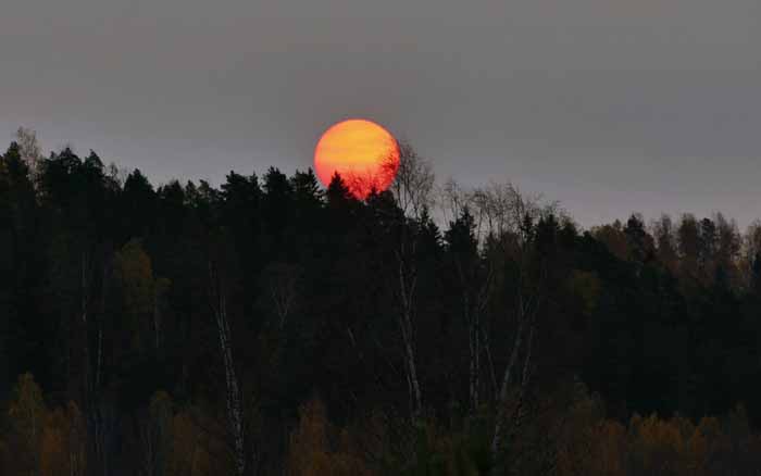 Matahari Merah Darah Muncul di Finlandia, Swedia Gelap