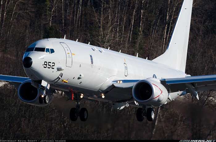 P-8A Poseidon US Navy Mendarat dengan Satu Mesin Terbakar