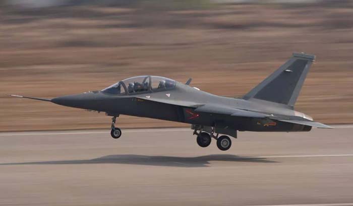 Jet Tempur L-15B China Lakukan Penerbangan Perdana