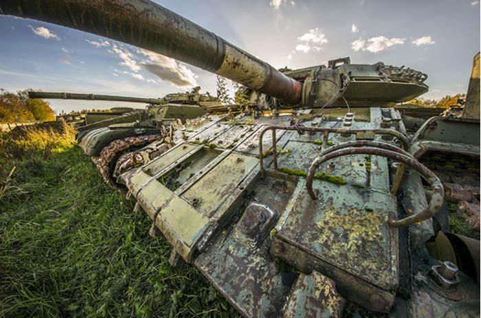 Menunggu Nasib, Tank-Tank Ini Membusuk di Kuburan