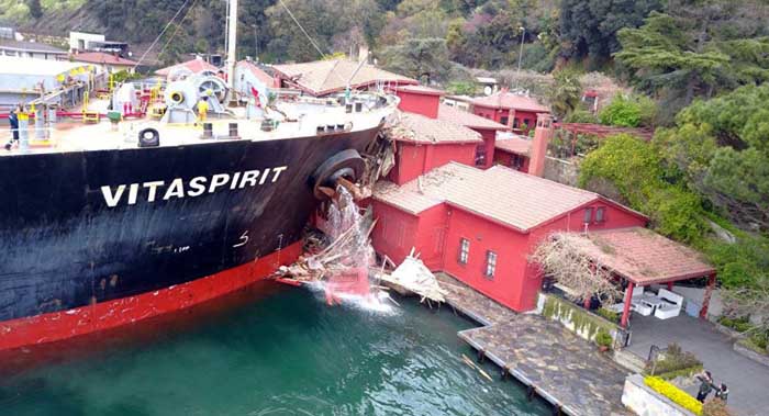 Kapal Tanker Tabrak Rumah Bersejarah Abad ke-18 di Bosphorus Istanbul