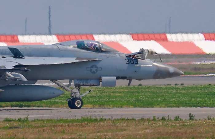 Super Hornet US Navy Mendarat dengan Membawa Keranjang Bahan Bakar