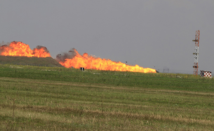 MiG-21 Rumania Jatuh di Depan 4.000 Orang