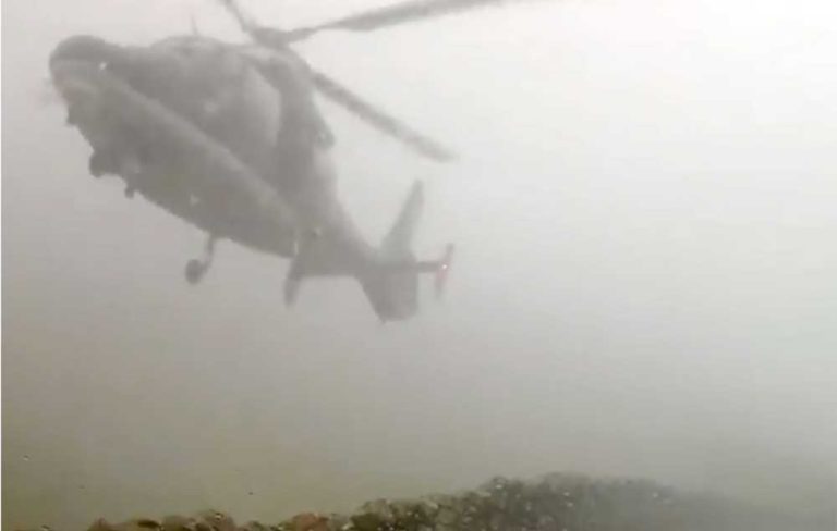 Terbang Sangat Rendah, Helikopter Tiba-Tiba Muncul dari Balik Kabut