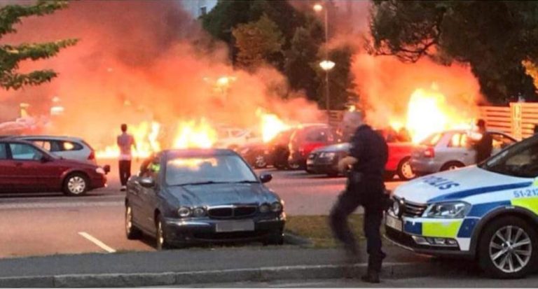 Gerombolan Bertopeng Mengamuk di Swedia, 80 Mobil Dibakar dalam Semalam