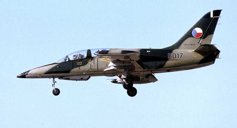 L-39 Albatros, Karya Besar Cekoslovakia Yang Tergilas Politik