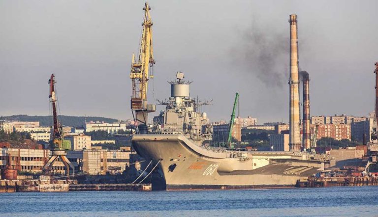 Tertimpa Crane, Kapal Induk Admiral Kuznetsov Berlubang