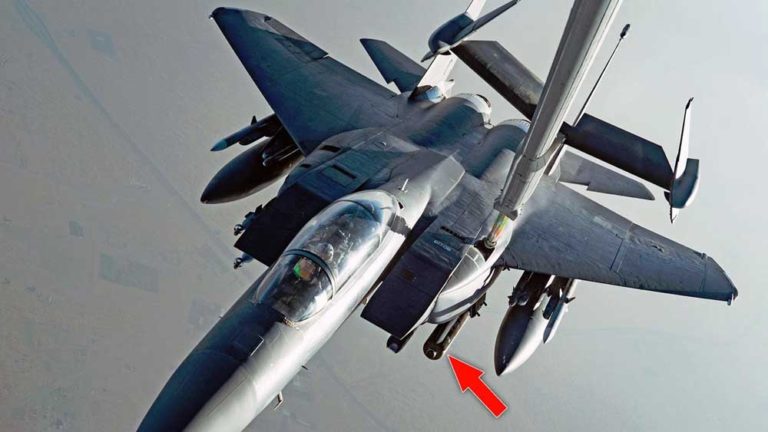 F-15E Amerika Patroli Tempur di Teluk Persia dengan Bom Terlarang