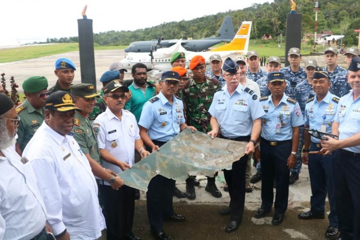 TNI AU Serahkan Serpihan Pesawat Catalina Angkatan Udara Australia Yang Jatuh di Fakfak