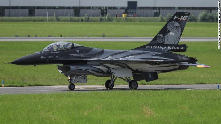 F-16 Belgia Jatuh, Satu Pilot Tersangkut Kabel Listrik Tegangan Tinggi  