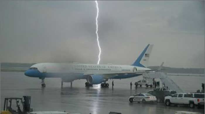 Air Force One Disambar Petir, Trump: This is Amazing!