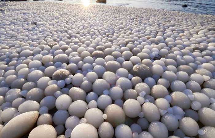 Fenomena Langka, Es dengan Bentuk Telur Bertebaran di Pantai Finlandia