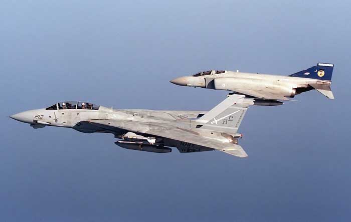 F-14 Tomcat Vs F-4 Phantom; Lebih Baik Bukan Berarti Lebih Favorit