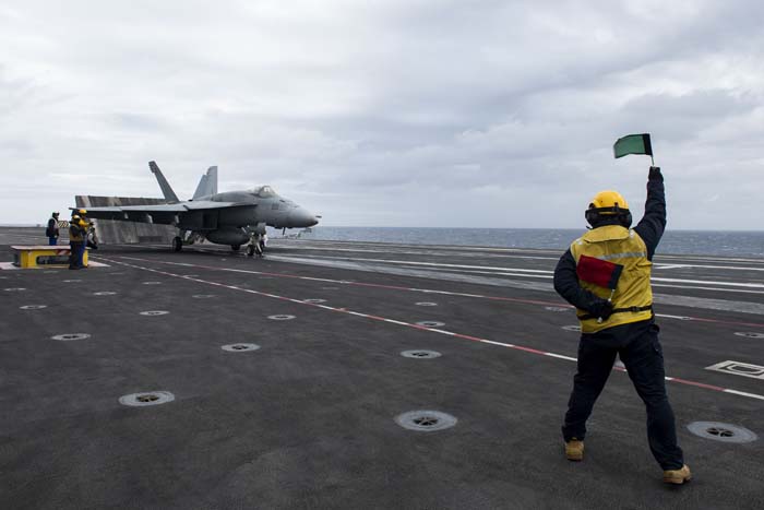 Super Hornet Mendarat di Charles de Gaulle, Rafale Beraksi dari USS Dwight D. Eisenhower