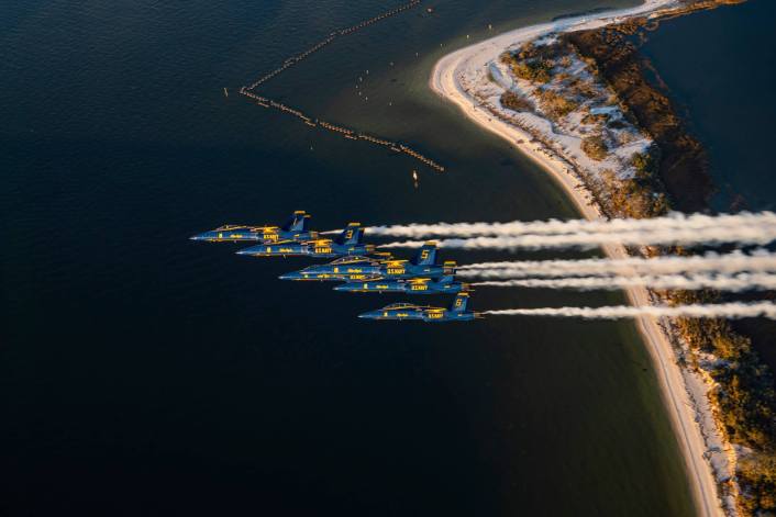 Blue Angels Melakukan Penerbangan Terakhir dengan F / A-18 Hornet