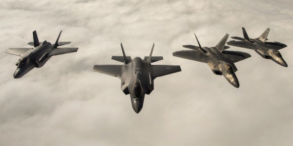 Dibantu U-2, F-22 dan F-35 Kini Bisa Saling Berbisik