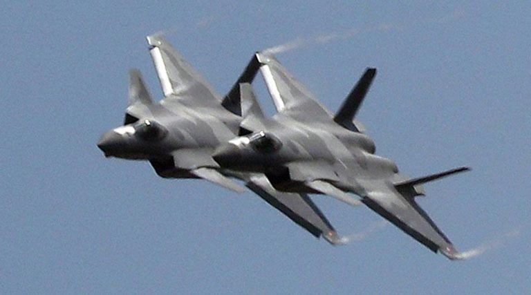 China Pamerkan J-20 Bermesin Lokal